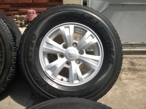 ล้อแม็ก Mitsubishi Triton-plus ขอบ 16 กว้าง 7 ออฟ38 พร้อมยาง Dunlop Grandtrek 245-70-16 ปี12 สภาพพร้อมใช้ มีรอยนิดเดียว ราคา 4 วง 11,500 บาท
