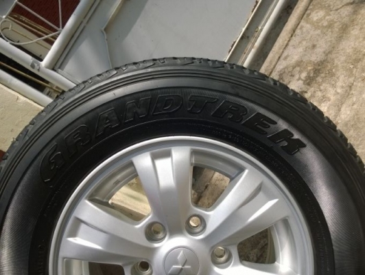 ล้อแม็ก Mitsubishi Triton-plus ขอบ 16 กว้าง 7 ออฟ38 พร้อมยาง Dunlop Grandtrek 245-70-16 ปี12 สภาพพร้อมใช้ มีรอยนิดเดียว ราคา 4 วง 11,500 บาท