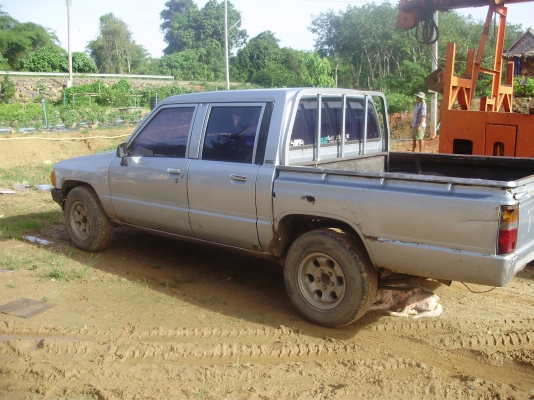 ฮีโร่ 4 ประตู