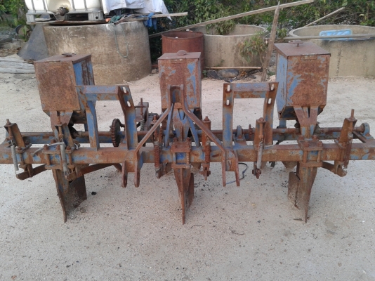 ขายเครื่องหยอดข้าวโพด ตัวหว่านปุ๋ยในตัว3หัว ขายเครื่องหยอดข้าวโพด ตัวหว่านปุ๋ยในตัว3หัว