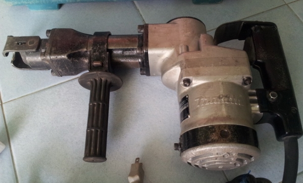 เครื่องสกัดคอนกรีตไฟฟ้า makita รุ่นHM1201 สภาพดีมากๆ ใช้งานมาน้อย