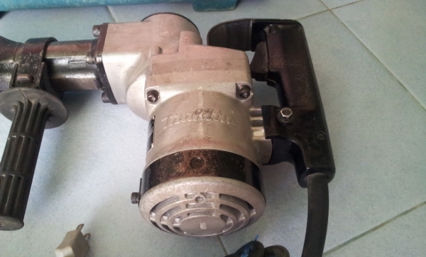 เครื่องสกัดคอนกรีตไฟฟ้า makita รุ่นHM1201 สภาพดีมากๆ ใช้งานมาน้อย