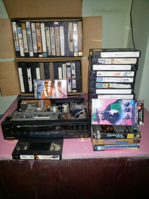 เครื่องเล่น วี ดี โอ แบบตลับ PANASONIC Hi-Fi SR 70 KARAOKE พร้อมตลับเทป 52 ตลับ ตามสภาพเก่าเก็ษ ถ้าสนใจสะสม มารับของ หนองมน ครับ ถ้าให้ส่ง บวกค่าส่งครับ