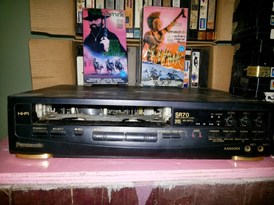 เครื่องเล่น วี ดี โอ แบบตลับ PANASONIC Hi-Fi SR 70 KARAOKE พร้อมตลับเทป 52 ตลับ ตามสภาพเก่าเก็ษ ถ้าสนใจสะสม มารับของ หนองมน ครับ ถ้าให้ส่ง บวกค่าส่งครับ