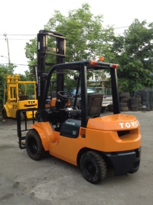 +++ ขายโฟล์คลิฟท์ TOYOTA 7FD25  ขนาด 2.5 ตัน   รุ่น 7  เครื่องยนต์ดีเซล  เสา 4.5 เมตร ฮิ้งค์โฟล์ค งากระดก  เกียร์ธรรมดา  ล้อหน้าคู่  ยางลม  *** รถสภาพดี  พร้อมใช้งาน  สนใจรายละเอียดคุยได้ครับ โทร. 081-659-7598 ***