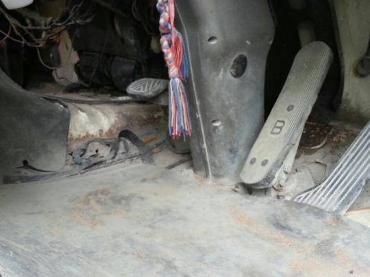 รถนิตสัน 10 ล้อ พี้นเรียบ CWM430  250 แรงม้า. ปี 38  สนใจติดต่อ 081 - 6079515