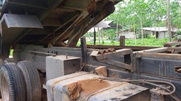 รถอีซูซุ 10 ล้อดั้ม  FXZ  270 แรงม้า. ปี 40  สนใจติดต่อ 081 - 6079515