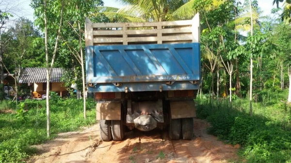 รถอีซูซุ 10 ล้อดั้ม  FXZ  270 แรงม้า. ปี 40  สนใจติดต่อ 081 - 6079515