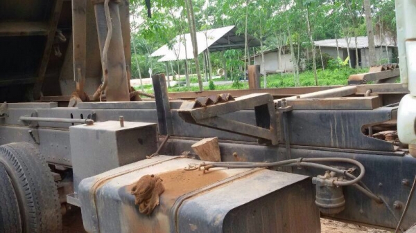 รถอีซูซุ 10 ล้อดั้ม  FXZ  270 แรงม้า. ปี 40  สนใจติดต่อ 081 - 6079515