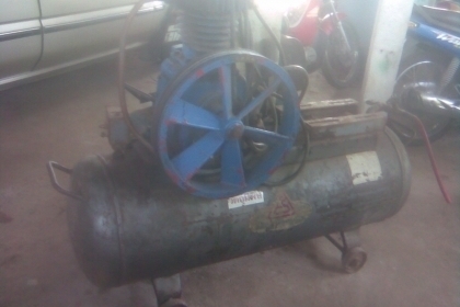 ปั้มลมตัวใหญ่ถังขนาดประมาณ 160-200 ลิตรครับสภาพดีครับไม่มีมอเตอร์ครับหัวปั้มญี่ปุ่น  ถังประมาณ 180 ลิตรครับ  ราคานี้คุ้มมากครับ