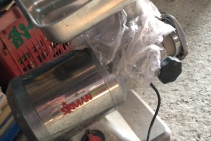 เครื่องบดเนื้อ อิตาลีเป็นของอิตาลีครับพร้อมใช้ครับราคานเบิกใหม่เกือบสองหมื่นครับราคานี้ค้มครับใช้ยาวครับรุ่นนี้