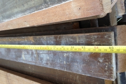 ไม้สักไม้สักเก่าครับสภาพดีมากครับ  หน้า 3 นิ้วกว่า เมตรละ 105  ครับ หน้า 4 นิ้วกว่าเมตรละ 120 บาทครับ พร้อมรางลิ้นครับความยาวอยู่ที่ 2.20  เมตรครับหนาประมาณ 1 นิ้วครับ คุ้มครับราคานี้