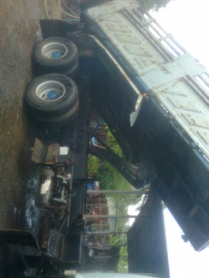 ขายสิบล้อสองเพลาดั้สามมิตร