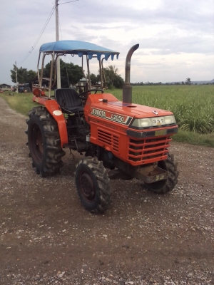 Kubota L2050  20 แรง สภาพสวย  ยางดียางสวย  เครื่องสวย เครื่องแน้น  เข้าเกียร์งาย  ไม่ดัง  มีแต่ตัว  ขับเคลื่อน 4 ล้อ สนใจตติดต่อ 089-9638932 อ.ชัยบาดาล จ.ลพบุรี ต.บัวชุม