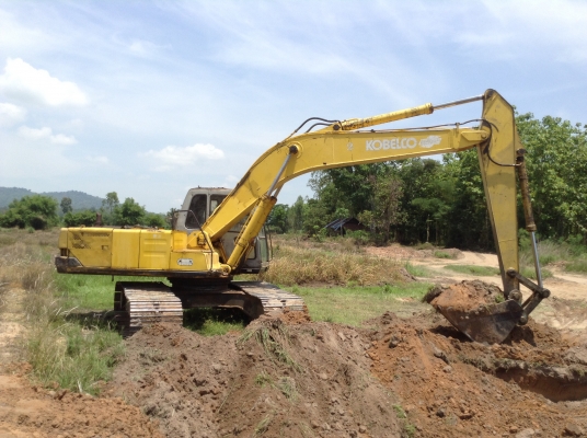 ขายแบคโฮ KOBE SK200 Mark 3 เก๋งเทา รถใช้งานอยู่ทุกวัน เอกสารเล่มทะเบียนพร้อม เครื่องดี ปั้มแรง ทำงานไม่โหลด กระบอกไฮดรอริคไม่มีเยิ้ม แทรคดี เอวแน่น ราคาต่อรองได้