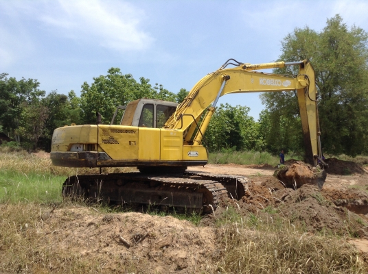 ขายแบคโฮ KOBE SK200 Mark 3 เก๋งเทา รถใช้งานอยู่ทุกวัน เอกสารเล่มทะเบียนพร้อม เครื่องดี ปั้มแรง ทำงานไม่โหลด กระบอกไฮดรอริคไม่มีเยิ้ม แทรคดี เอวแน่น ราคาต่อรองได้