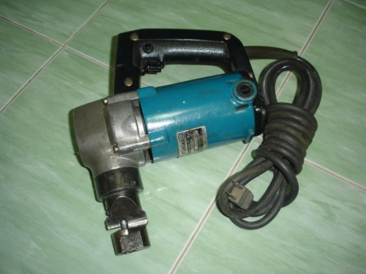 ขายเครื่องฉลุแผ่นโลหะด้วยไฟฟ้า ยี่ห้อ makita รุ่น JN3200 ขนาด 3.2 mm