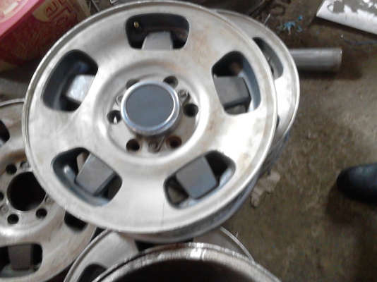 ขายแม๊ก ขอบ 16  ขนาด 6 รู  จำนวน  4  วง ( แม๊ก 16 ยาง \%หาง่าย)  ติดต่อโทร. 081-427-3941