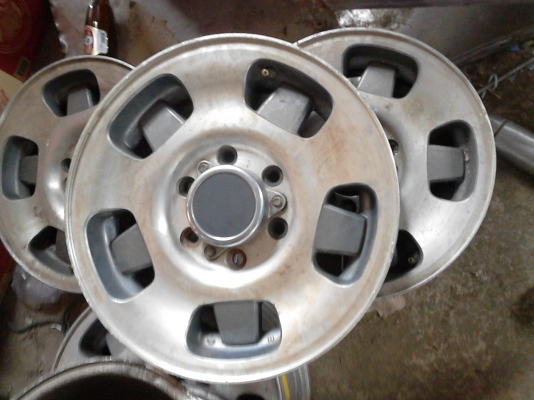 ขายแม๊ก ขอบ 16  ขนาด 6 รู  จำนวน  4  วง ( แม๊ก 16 ยาง \%หาง่าย)  ติดต่อโทร. 081-427-3941