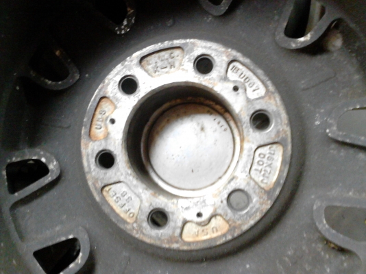 ขายแม๊ก ขอบ 16  ขนาด 6 รู  จำนวน  4  วง ( แม๊ก 16 ยาง \%หาง่าย)  ติดต่อโทร. 081-427-3941