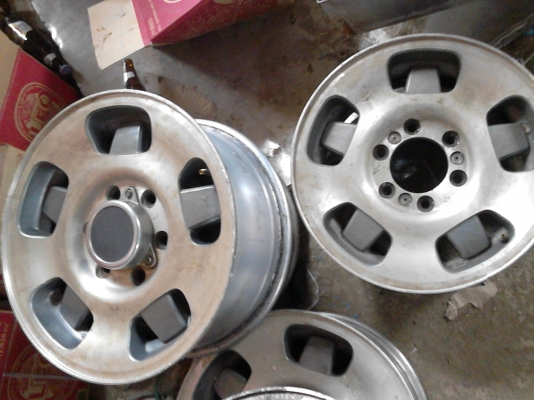 ขายแม๊ก ขอบ 16  ขนาด 6 รู  จำนวน  4  วง ( แม๊ก 16 ยาง \%หาง่าย)  ติดต่อโทร. 081-427-3941