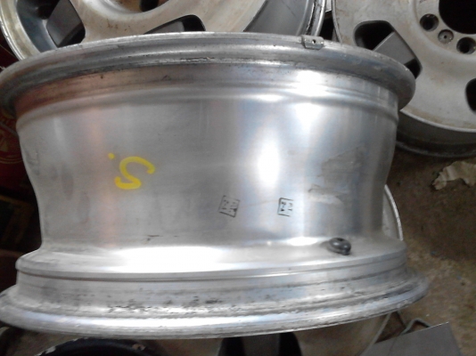 ขายแม๊ก ขอบ 16  ขนาด 6 รู  จำนวน  4  วง ( แม๊ก 16 ยาง \%หาง่าย)  ติดต่อโทร. 081-427-3941