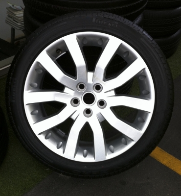 แม็กพร้อมยางสวยๆ สำหรับ Rang Rover