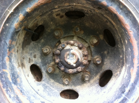 ขาย 6 ล้อ หน้ายาว ติดเฮี๊ยบ 3 พับ 2.9 ตัน NISSAN UC เครื่องดี รถใช้งานได้ ราคาย้อมๆ สนใจโทรด่วน