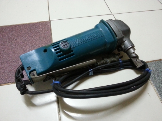 ขายเครื่องตัดแผ่นโลหะ1.6mm(1/16")300W ยี่ห้อMAKITAรุ่นJN1600(made in japan)