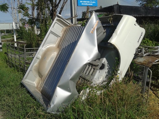 กะบะ toyota พร้อมแมกไลเนอร์ กะบะโดนชนข้างตามรูป สีเดิม