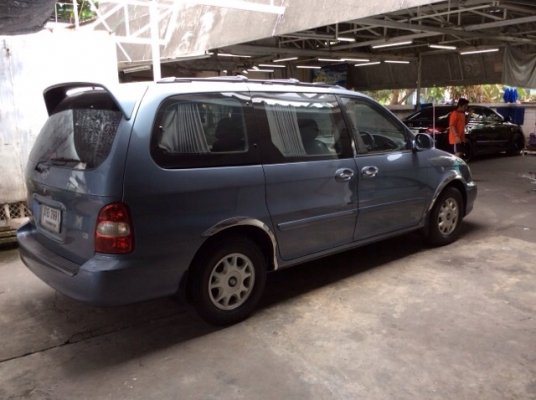 ขายรถครอครัว Kia carnival Gs 2.4 ปี 2001 เครื่องเดิม 2.4 เกียร์ออโต้ ติดแก๊ส lpg ระบบหัวฉีด เบาะหนัง ปรับไฟฟ้า ลายไม้ จอทีวีหน้า-หนัง แอร์หน้า-หลัง ม่านรอบคัน รถบ้าน เจ้าขอวคาแคร์ จอดในที่ล่มตลอด สีสวยมาก ซ่อมทุกจุด อยากเปลี่ยนรถ พร้อมใช้มากครับ