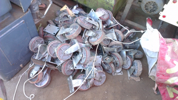 Sell> ขายล้อลากอุตสาหกรรม ขนาด 6" นิ้ว มี 16 ชุด ใน 1 ชุด จะมี 4 ล้อครับ 2 ล้อเป็น 2 ล้อตาย ครับ