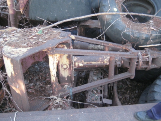 เครื่องตัก ขนาดใหญ่ ใช้ตักดิน เศษ ต่างๆ ของเก่าเก็บไม่ได้ใช้งาน