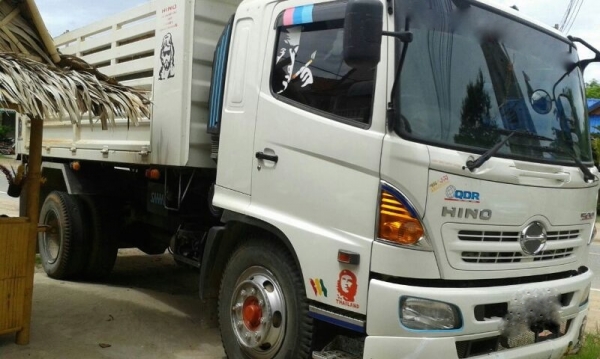 รถฮีโน่ 6 ล้อดั้ม  220 แรงม้า. ปี 56  ( รถวิ่ง 2x,xxx กม. )  สนใจติดต่อ 081 - 6079515