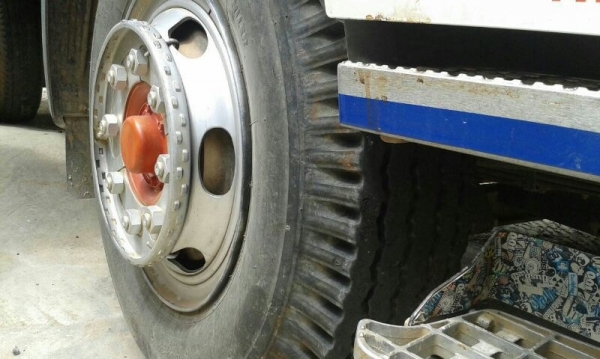 รถฮีโน่ 6 ล้อดั้ม  220 แรงม้า. ปี 56  ( รถวิ่ง 2x,xxx กม. )  สนใจติดต่อ 081 - 6079515