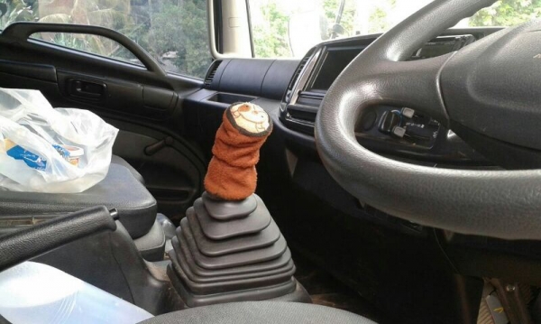 รถฮีโน่ 6 ล้อดั้ม  220 แรงม้า. ปี 56  ( รถวิ่ง 2x,xxx กม. )  สนใจติดต่อ 081 - 6079515