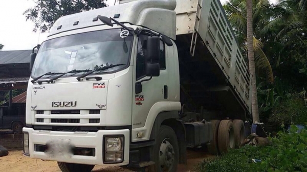 รถอีซูซุ 10 ล้อดั้ม  FVZ  300 แรงม้า. ปี 52  ( รถวิ่ง 17x,xxx กม. )   สนใจติดต่อ 081 - 6079515