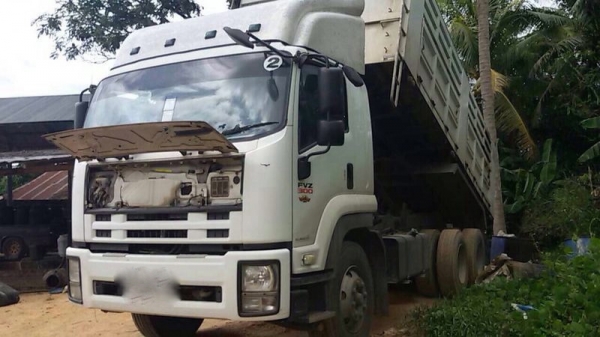 รถอีซูซุ 10 ล้อดั้ม  FVZ  300 แรงม้า. ปี 52  ( รถวิ่ง 17x,xxx กม. )   สนใจติดต่อ 081 - 6079515