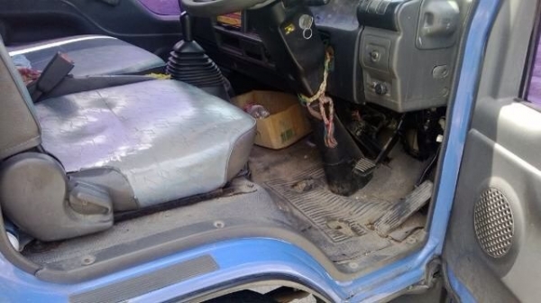 รถอีซูซุ 6 ล้อ ตู้แห้ง  NKR  130 แรงม้า. ปี 48   ( รถวิ่ง 9x,xxx กม. )  สนใจติดต่อ 081 - 6079515