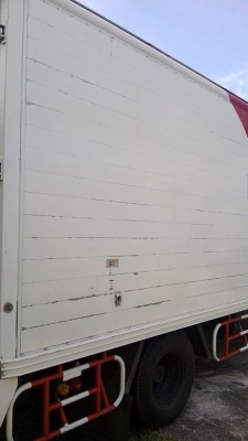 รถอีซูซุ 6 ล้อ ตู้แห้ง  NKR  130 แรงม้า. ปี 48   ( รถวิ่ง 9x,xxx กม. )  สนใจติดต่อ 081 - 6079515