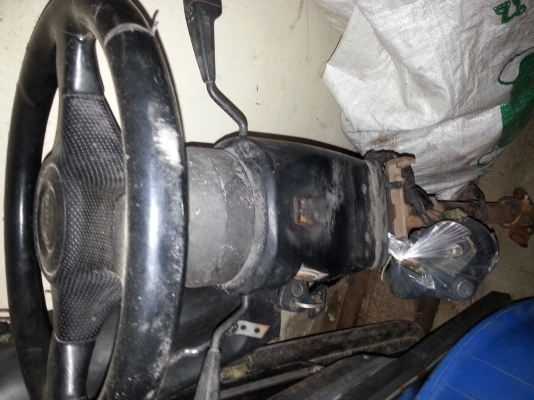 ขายคอพวงมาลัย bmw e30 พร้องกุญแจ ไขได้ทั้งคัน ยกเว้นฝาท้าย