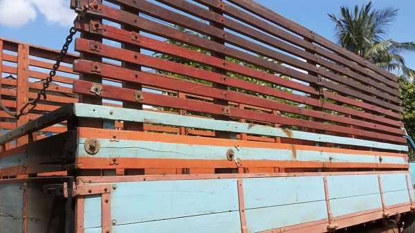 **285,000 บ.ต่อรอง**ขาย6ล้อช่วงล่างใหญ่ ISUZU KS วางเครื่อง115 4BD1 ฝาดำ เครื่องแน่นแรงเกียร์ร็อค6เกียร์ แรงๆ เกียร์ยาว ช่วงล่างFหน้า-หลัง คัสซีเก็บมาแล้ว ซับในสวยแข็งแรง ข้างนอกไม่สวยมีผุมีเชื่อมมีแตกมีปะ กระบะพื้นเหล็กคอกไม้ สูงฝาทึบไม้ สภาพดีไม่ผุ ยาว4