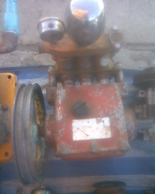 ปั้มฉีดยา 3หัวสภาพเดิมๆครับ ตัวใหญ่  3 ลูกสูบครับสวยๆครับตัวนี้ราคานี้คุ้มากๆครับใช้ยาวครับรุ่นนี้ของนอกครับ