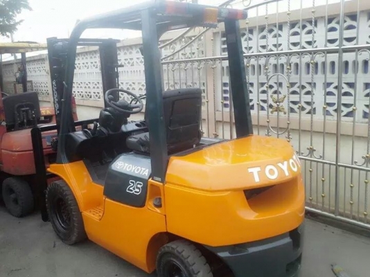 toyota 7fd25ขนาด2.5ตัน เสาสูง3เมตร เกียร์ธรรมดา เครื่องดีเซล2Zราคาต่อรองได้0816161541 รับประกันเครื่องเกียร์6เดือน