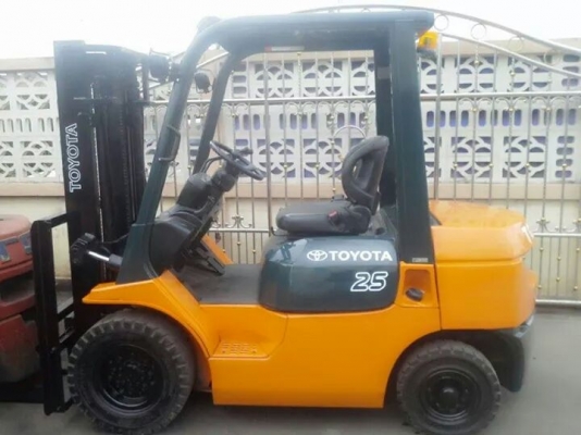toyota 7fd25ขนาด2.5ตัน เสาสูง3เมตร เกียร์ธรรมดา เครื่องดีเซล2Zราคาต่อรองได้0816161541 รับประกันเครื่องเกียร์6เดือน