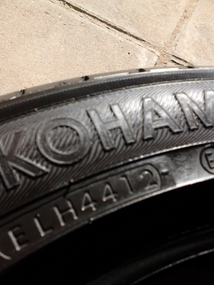 ใหม่ๆ หนาๆ ไม่มีปะ 225/50R17 YOKOHAMA ADVANCE db มีชุด 4 เส้น โทร.081-427-3941 ใหม่ๆ หนาๆ ไม่มีปะ 225/50R17 YOKOHAMA ADVANCE db มีชุด 4 เส้น โทร.081-427-3941