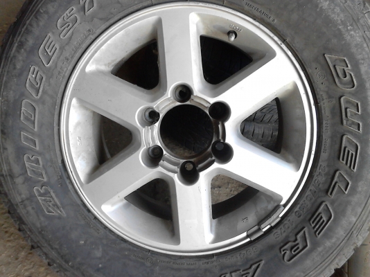 ขายแม๊ก ขอบ 16  ขนาด 6 รู  จำนวน  1  วง  ติดต่อโทร. 081-427-3941