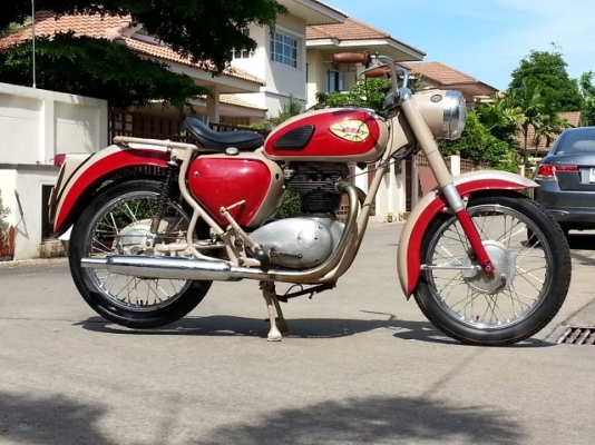 วุฒินนบุรี ขายBSA A50 สภาพสวยจัดสีใหม่เครื่องดีพร้อมใช้เดิมเบาดีมาก