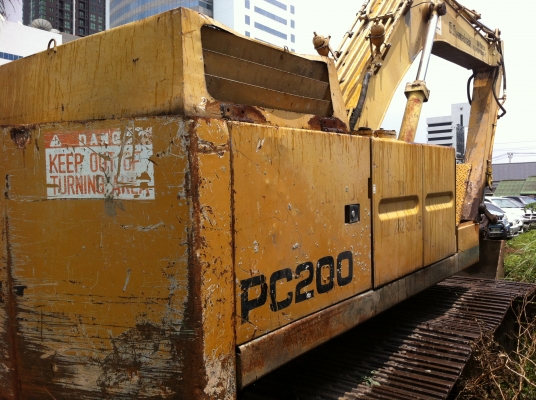 ขายรถแบคโฮ KOMATSU PC-200-2 พร้อมหัวแย็ค สภาพสวย ช่วงล้างเต็ม ราคารวม 600000 สนใจโทร