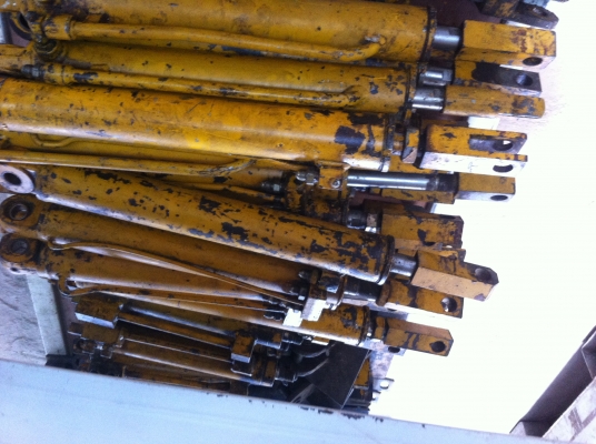 กระบอกไฮโดรลิค แกนโตประมาณ 30 มม.  ระยะชักเลื่อนตัว 40 ซม. แกนกระบอกไม่มีรอย